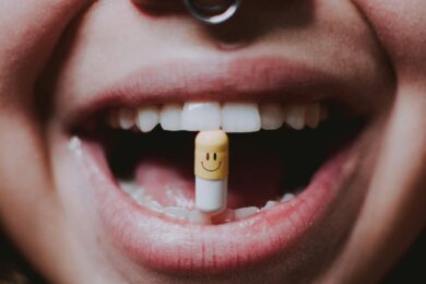 Colla, gas esilarante e spray: lo ‘sballo’ casalingo che intossica il cervello