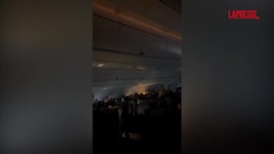 Iran, il rientro dei 200 studenti bloccati a Dubai: in areo cantano l'inno italiano