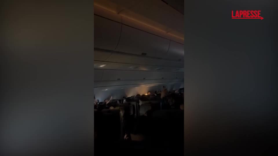 iran il rientro dei 200 studenti bloccati a dubai in areo cantano l inno italiano