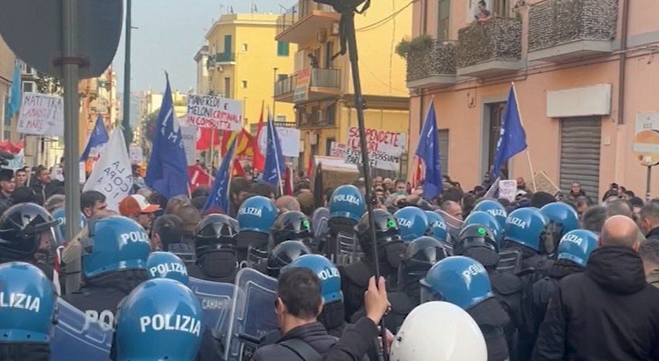 napoli scontri tra attivisti 8216no america8217s cup8217160e polizia un agento ferito da Lapresse.it napoli scontri tra attivisti 8216no america8217s cup8217160e polizia un agento ferito