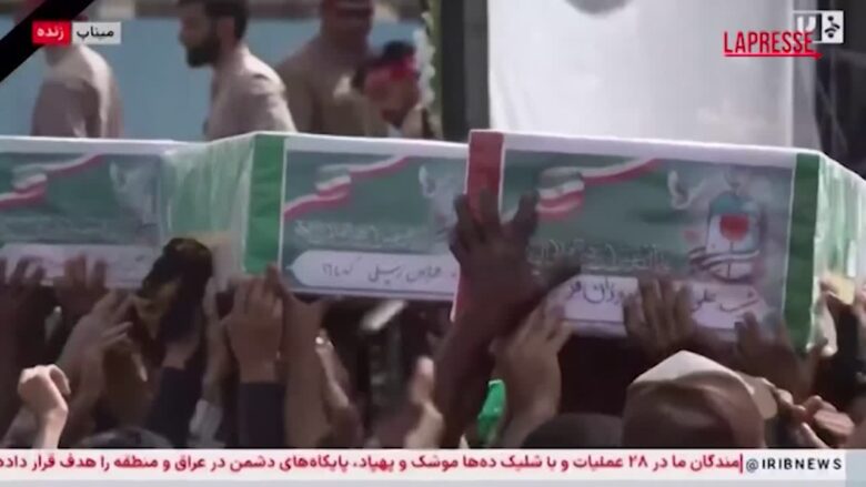 Iran, raid colpisce scuola a Minab: i funerali delle vittime trasmessi dalla tv di Stato