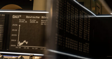 Iran, chiudono in rosso le Borse europee e vola il prezzo del gas. Piazza Affari a -3,92%. Rincari anche sui carburanti – La diretta