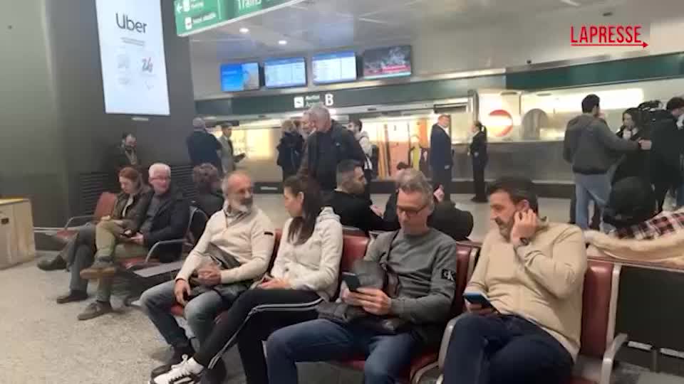 iran il rientro dei 200 studenti bloccati a dubai l attesa dei genitori in aeroporto