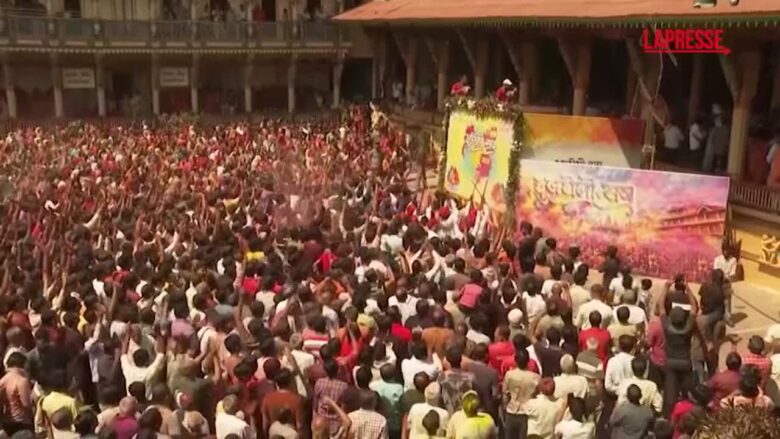 India, milioni di persone partecipano al colorato festival di Holi