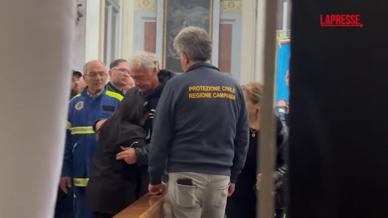 Trapianto a Napoli, ai funerali del piccolo Domenico l’abbraccio tra la mamma Patrizia e Giletti