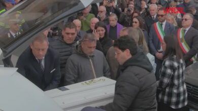 Trapianto a Napoli, a Nola i funerali del piccolo Domenico: la piccola bara accolta dagli applausi
