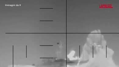 Iran, nave da guerra di Teheran colpita da un sottomarino Usa: le immagini del Pentagono