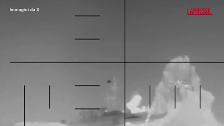 Iran, nave da guerra di Teheran colpita da un sottomarino Usa: le immagini del Pentagono