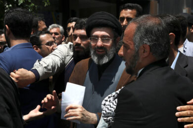 Iran, il figlio di Khamenei Mojtaba nuova Guida Suprema e Teheran avverte l’Europa