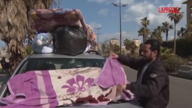 Libano, sfollati dormono in strada a Beirut dopo i raid israeliani