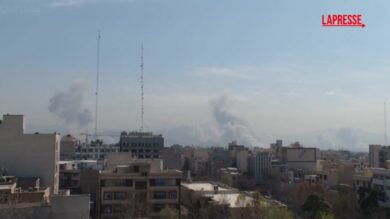 Iran, forti esplosioni a Teheran: le immagini delle dense colonne di fumo