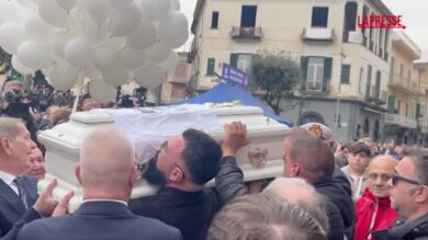 Funerali bimbo morto dopo il trapianto, l'uscita del feretro dalla chiesa sulle note di "Guerriero"