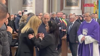 Trapianto Napoli, premier Meloni a Nola ai funerali di Domenico: l'abbraccio con la mamma