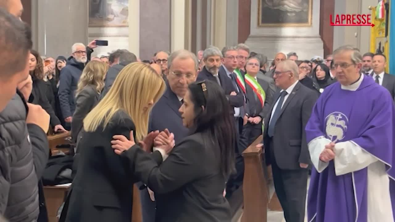 trapianto napoli premier meloni a nola ai funerali di domenico l abbraccio con la mamma da Lapresse.it trapianto napoli premier meloni a nola ai funerali di domenico l abbraccio con la mamma