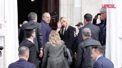 Trapianto a Napoli, l'arrivo di Meloni e delle altre autorità ai funerali di Domenico