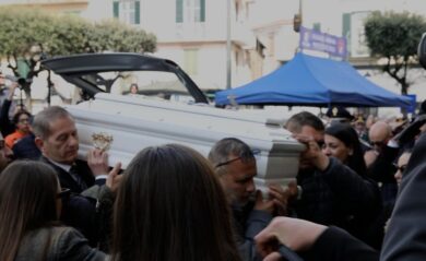 Napoli, oggi i funerali del bimbo morto dopo il trapianto di cuore: attesa Meloni – La diretta