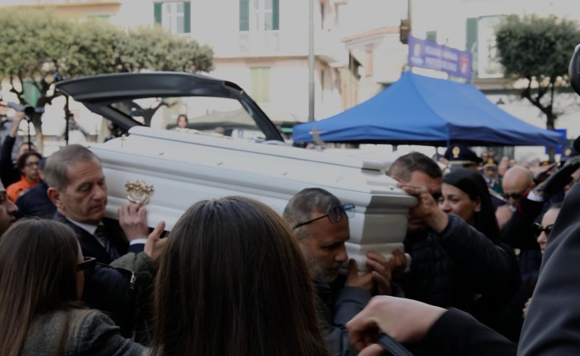 Napoli, oggi i funerali del bimbo morto dopo il trapianto di cuore: attesa Meloni – La diretta Napoli, oggi i funerali del bimbo morto dopo il trapianto di cuore: attesa Meloni – La diretta