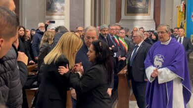 Napoli, oggi i funerali del bimbo morto dopo il trapianto di cuore: attesa Meloni
