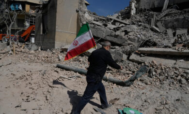 Iran, pesanti attacchi sul paese. Consigliere Khamenei: “Non negoziamo con gli Usa”. Missili sul Kuwait – La diretta