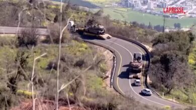 Carri armati israeliani si spostano al confine con il Libano