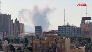 Iran, missili e raid su Teheran: colonne di fumo sulla città