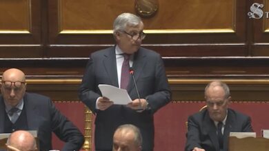 Iran, bagarre in Aula al Senato, Tajani: "Facile andare nel Golfo per conferenze ben pagate"