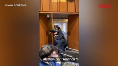 Usa, la sicurezza spezza un braccio all’ex Marine che protesta in Senato contro la guerra in Iran