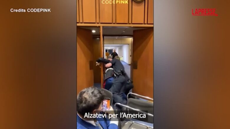 Usa, la sicurezza spezza un braccio all’ex Marine che protesta in Senato contro la guerra in Iran