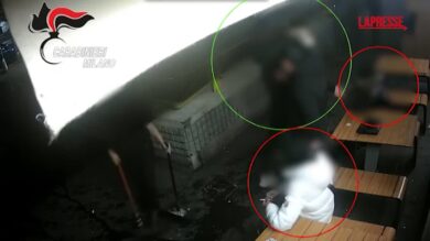 Milano, arrestati 4 minorenni per tentato omicidio: il video dell'aggressione a due 20enni