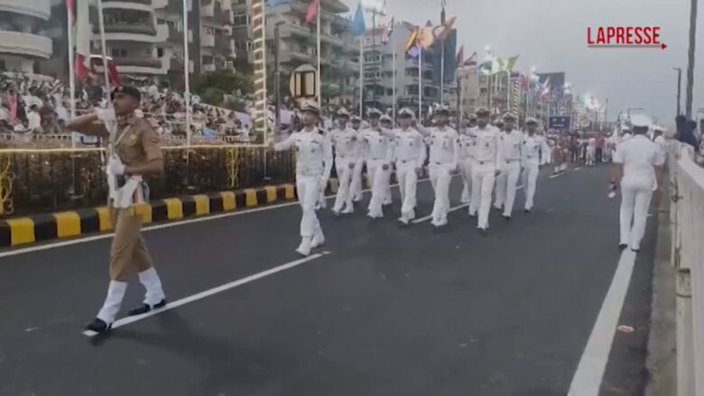Iran, nave da guerra affondata da Usa: in un video l'equipaggio a una parata in India