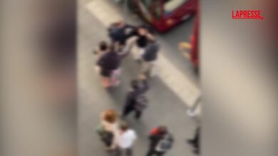 Roma, sorprese a rubare un portafogli vengono bloccate da turisti: urla e spinte