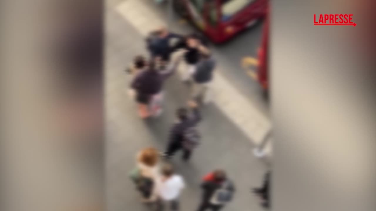 Roma, sorprese a rubare un portafogli vengono bloccate da turisti: urla e spinte