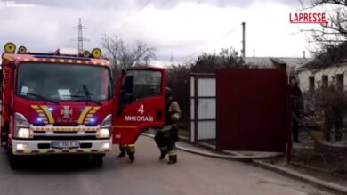 Ucraina, droni russi attaccano Mykolaiv: le immagini dei soccorsi