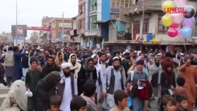 Afghanistan, migliaia di persone manifestano contro le operazioni militari del Pakistan