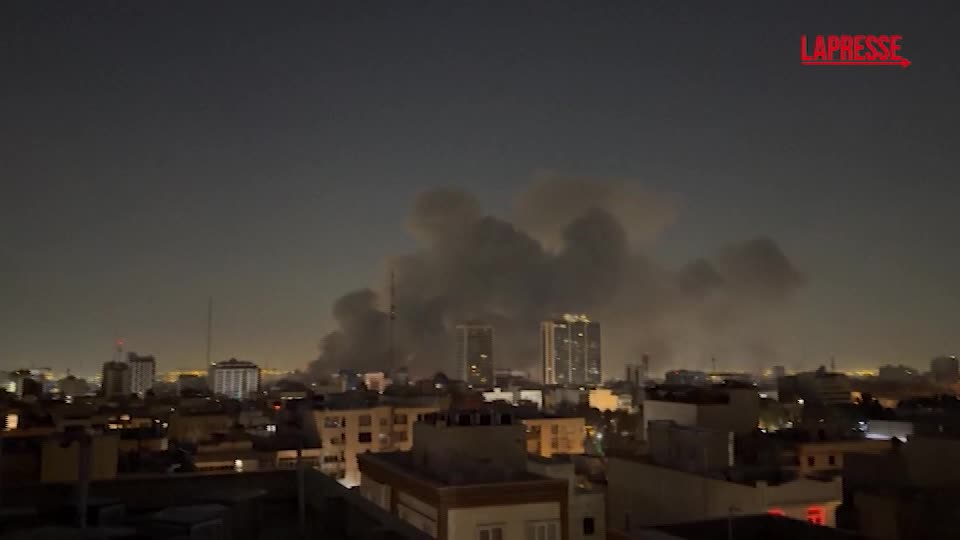 Iran, nuova ondata di raid Israele Usa su Teheran