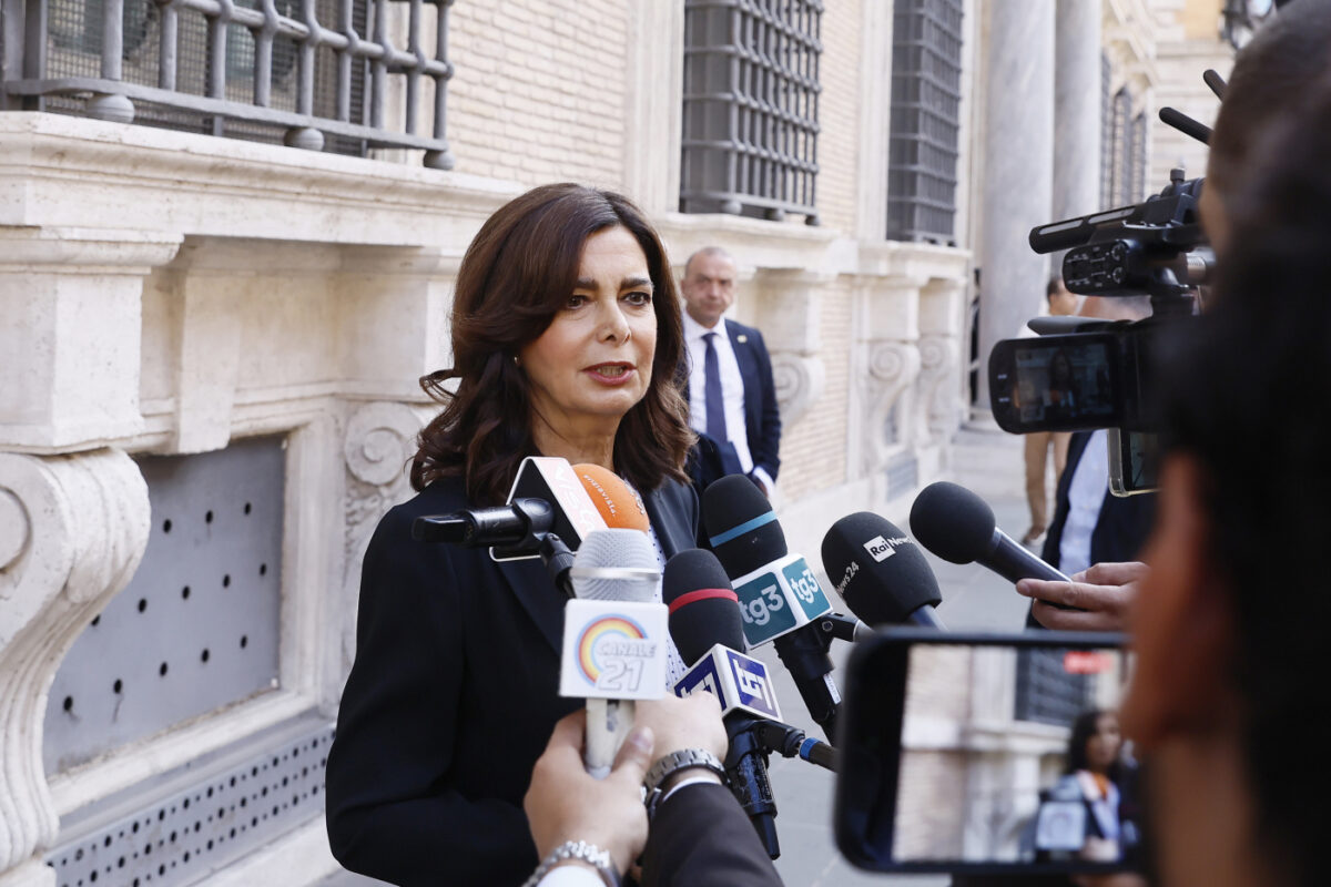 Laura Boldrini davanti ai microfoni della stampa (Foto Cecilia Fabiano/LaPresse)