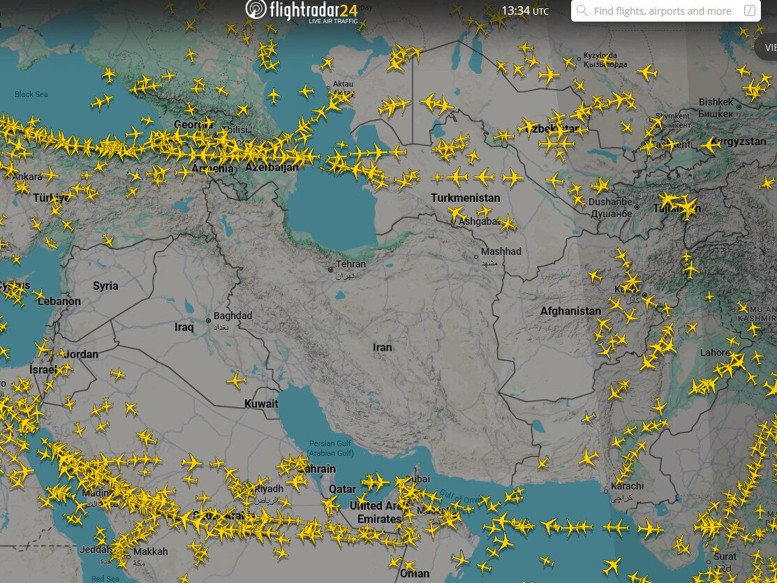 Iran, Stretto di Hormuz bloccato e voli cancellati: caos nei cieli e in mare