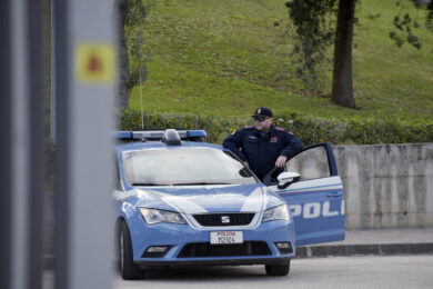Napoli, aggredisce coetaneo per motivi di gelosia: arrestato 16enne