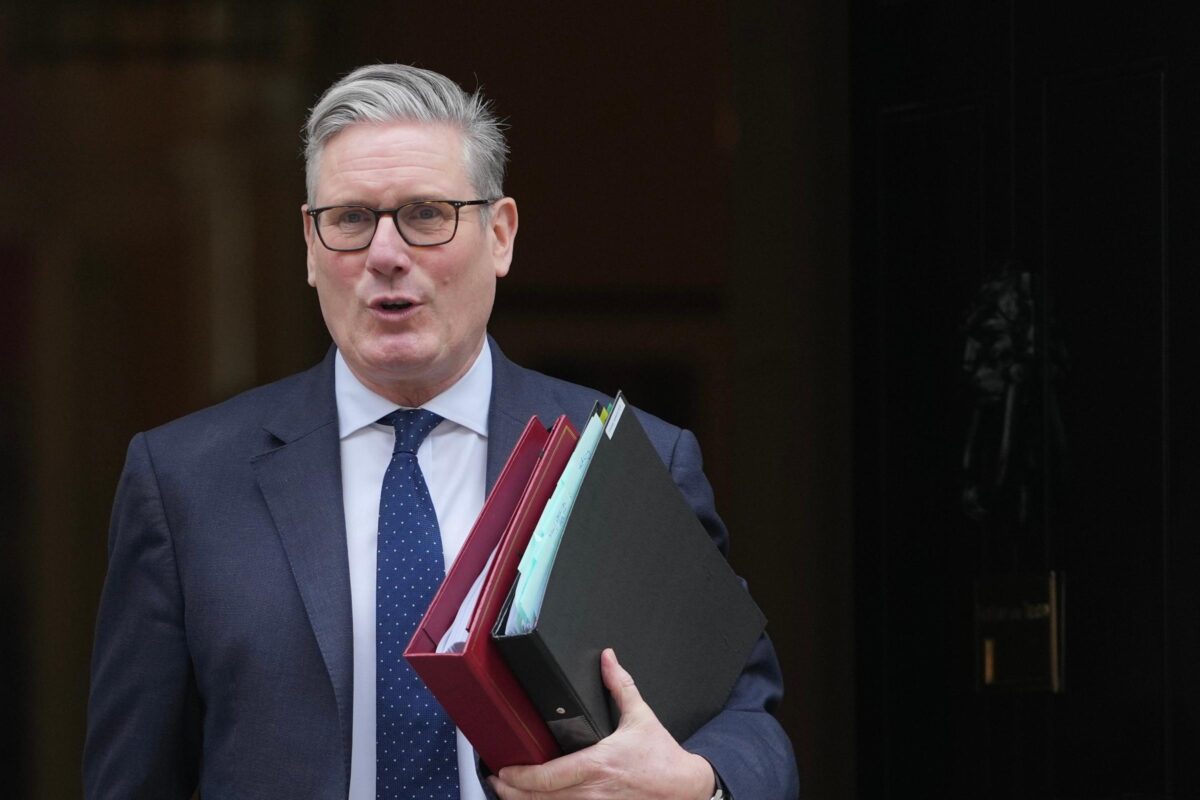 Il primo ministro britannico Keir Starmer lascia il numero 10 di Downing Street. (AP Photo/Kin Cheung)