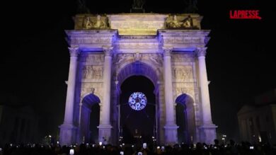 Paralimpiadi, il momento dell'accensione del braciere dei giochi di Milano-Cortina