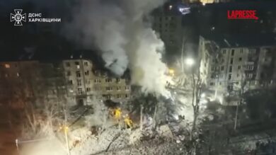 Ucraina, sette morti in attacco russo su Kharkiv: le immagini del palazzo colpito