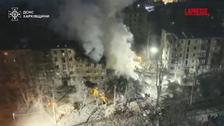 Ucraina, sette morti in attacco russo su Kharkiv: le immagini del palazzo colpito