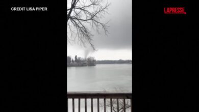 Usa, le immagini del tornado che sta devastando il Michigan