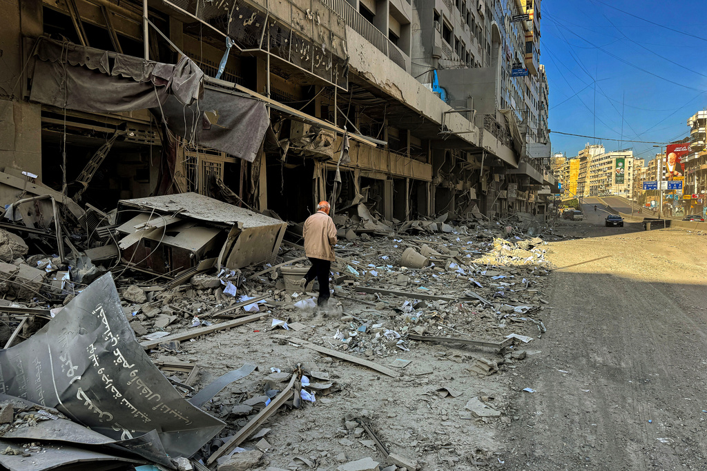 Galleria foto 'Iran, Pezeshkian si scusa con i Paesi del Golfo ma gli attacchi continuano. Trump valuta truppe sul terreno' - foto 1