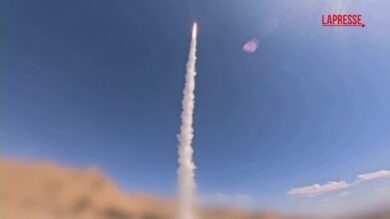 Iran annuncia nuovo ondata di attacchi contro Israele e Usa: le immagini dei lanci dei missili