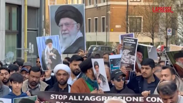 Iran, a Milano presidio per Khamenei: "Governo italiano non condanna l'aggressione"