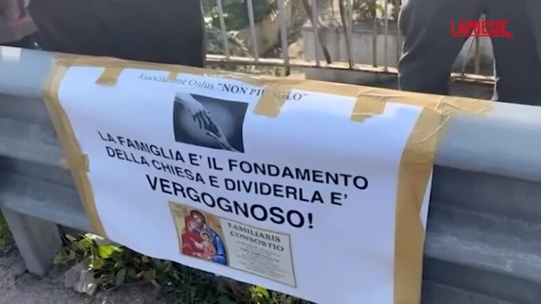 Famiglia nel bosco, sit-in davanti alla casa famiglia con cartelli e giochi per i bimbi