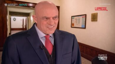 Crozza-Crosetto racconta il suo viaggio a Dubai: vacanze, allarmi di guerra e misteriosi "baratri"