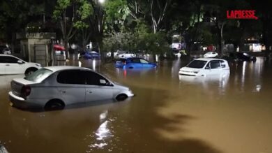 Kenya, a Nairobi strade invase dall'acqua dopo piogge intense