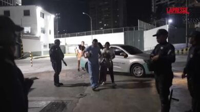 Venezuela, liberati oltre 20 prigionieri a Caracas: la gioia delle famiglie